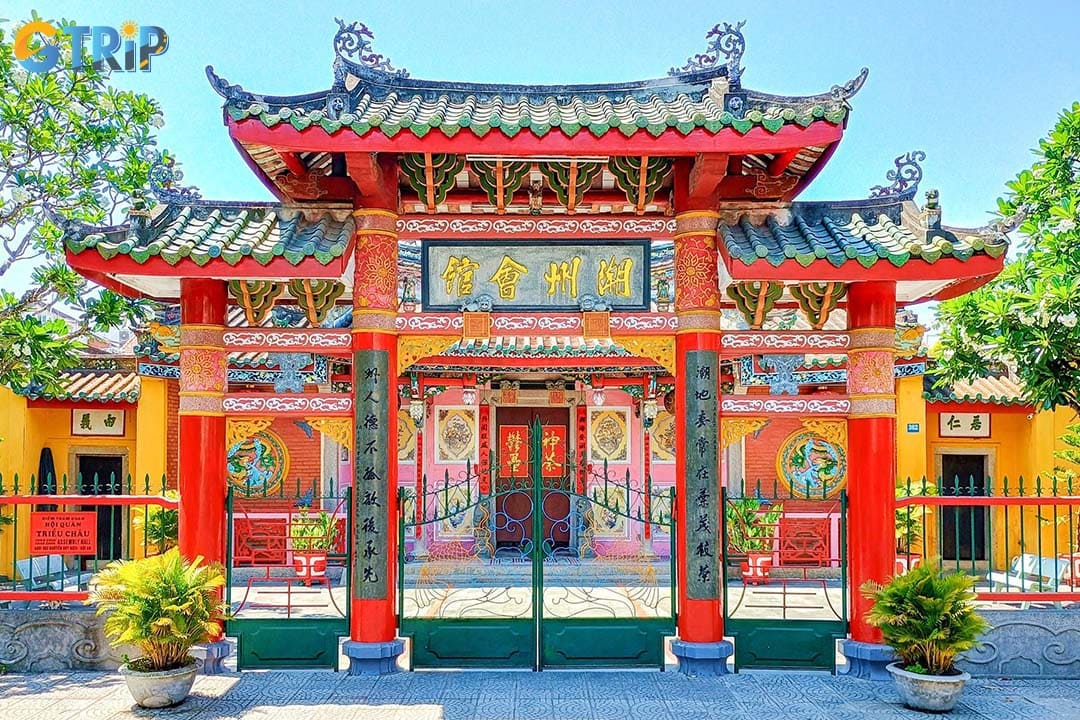 You should take time to have a closer look at the details of architecture and arts of the hall