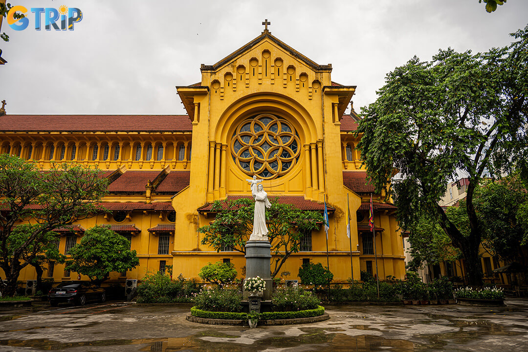 You should visit Phan Dinh Phung Street in autumn for stunning foliage, arrive early for peaceful views