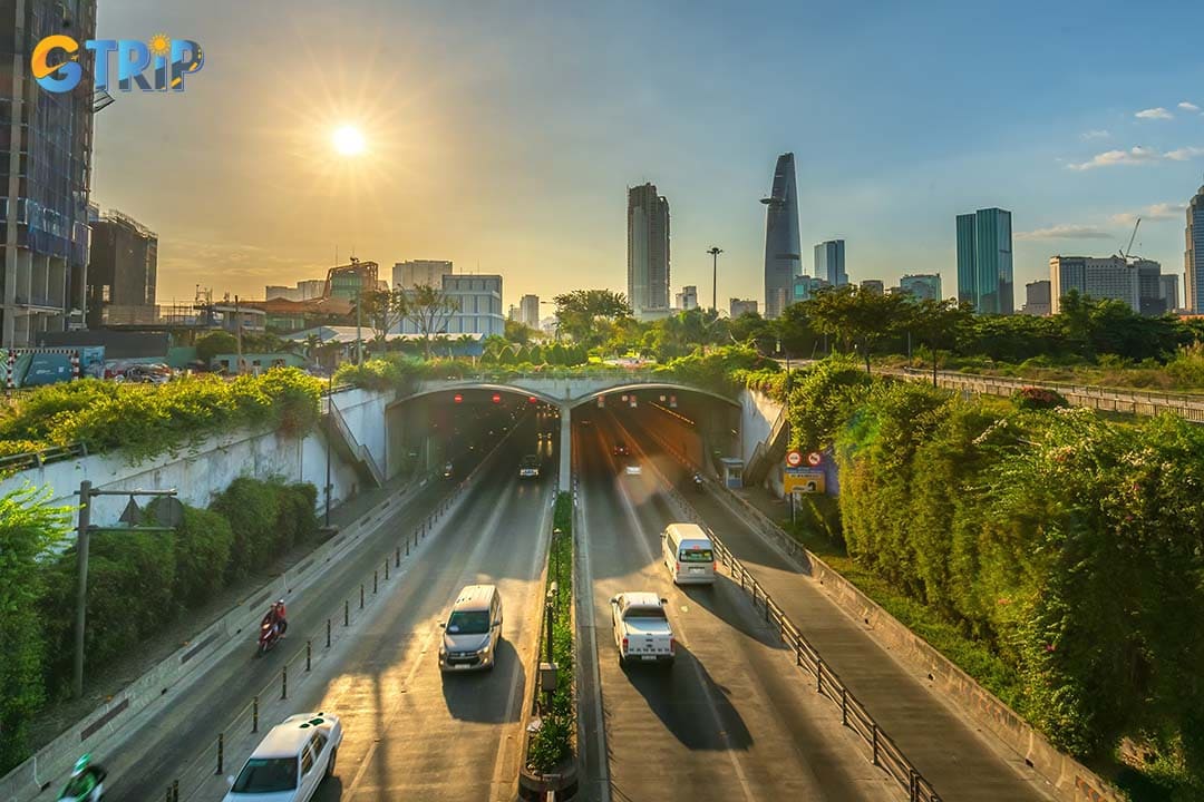 You should visit Thu Thiem Tunnel when it’s late afternoon
