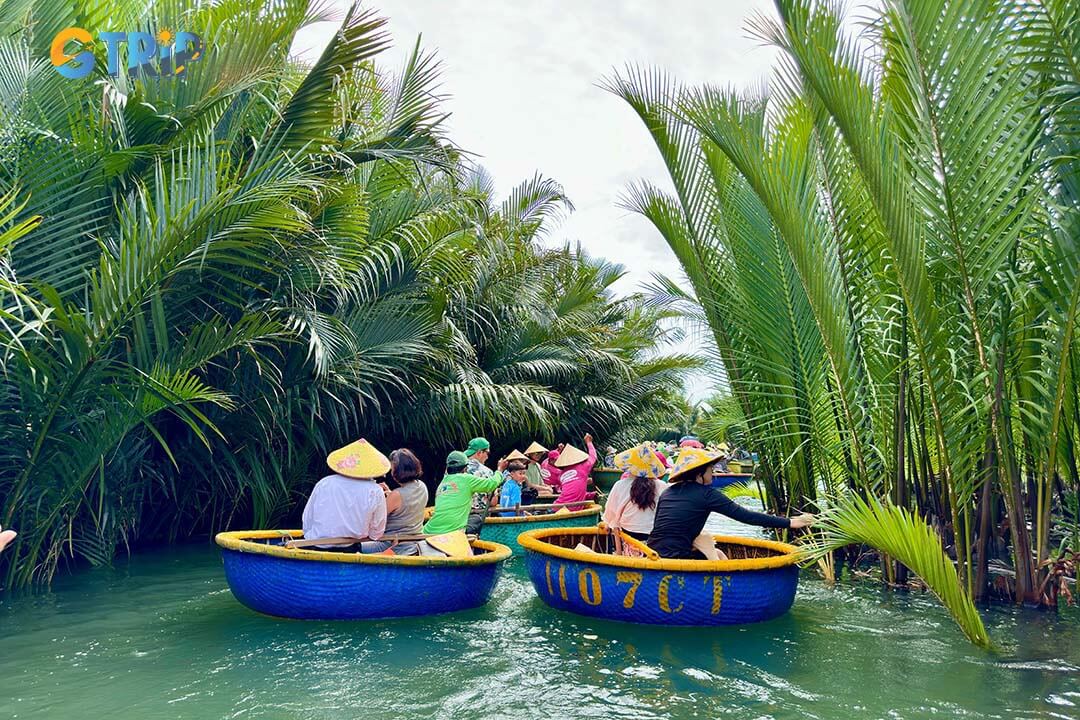 You shouldn’t miss the iconic basket boat tour in Cam Thanh, where you’ll glide through the Nipa Palm forest and enjoy thrilling spins in traditional round bamboo boats